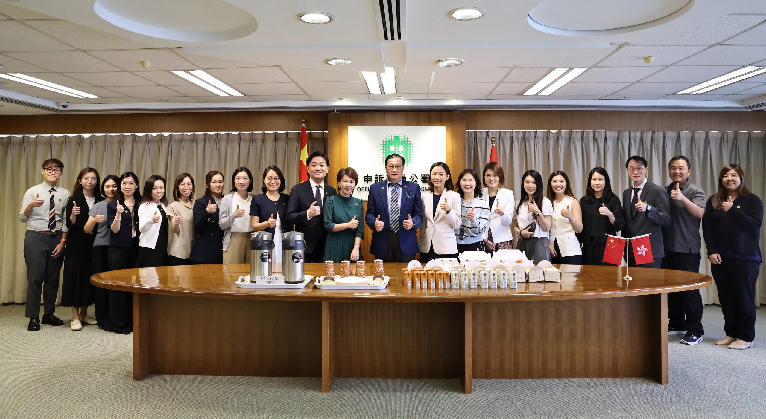 公署人員同賀國慶77周年
